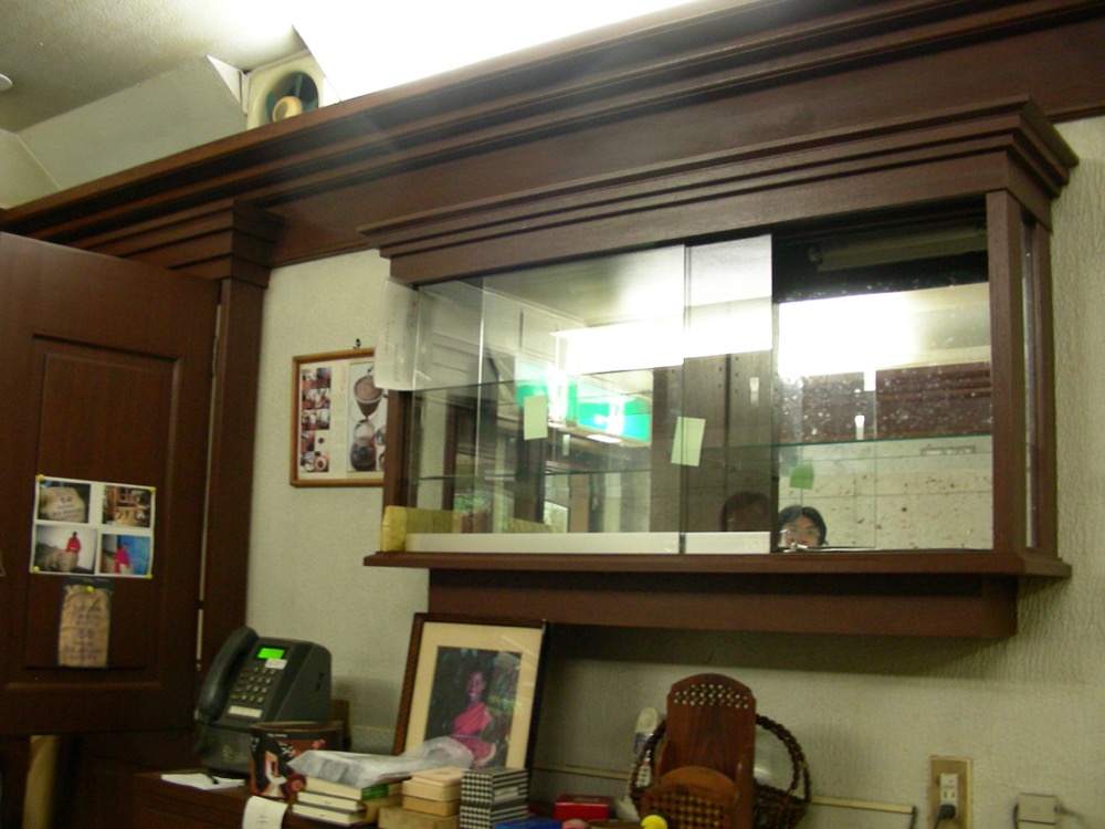 もかの店内に飾られていた写真や額（2009年6月の内見時）