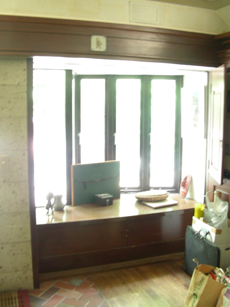 窓辺の飾り棚（2009年6月の内見時）