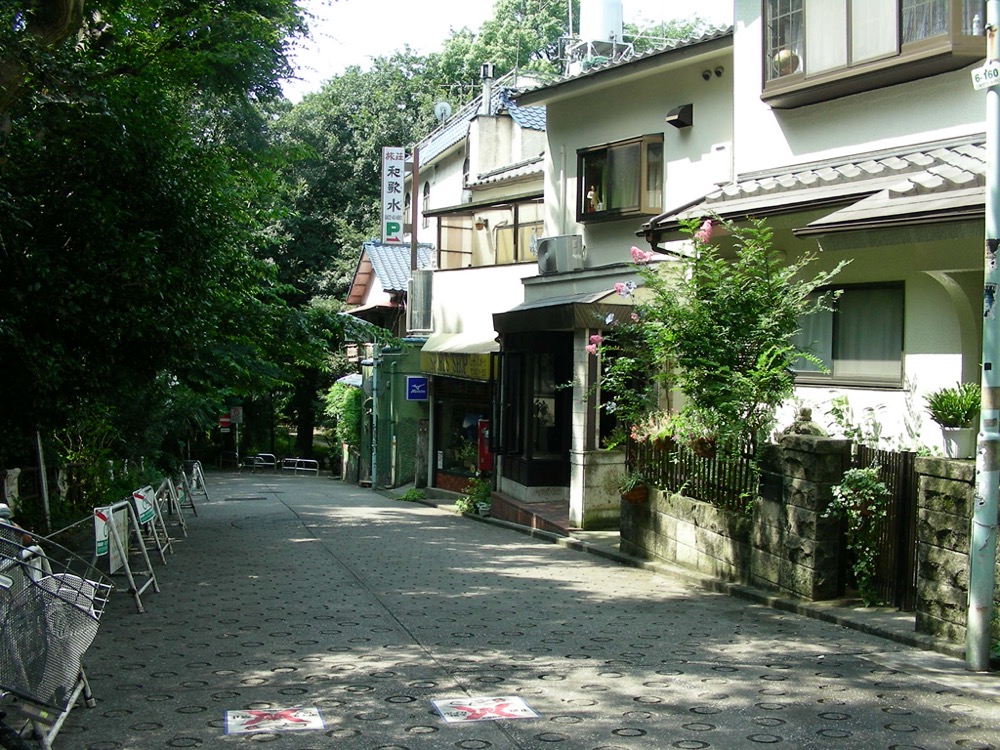 お店の前の坂道（2009年8月）